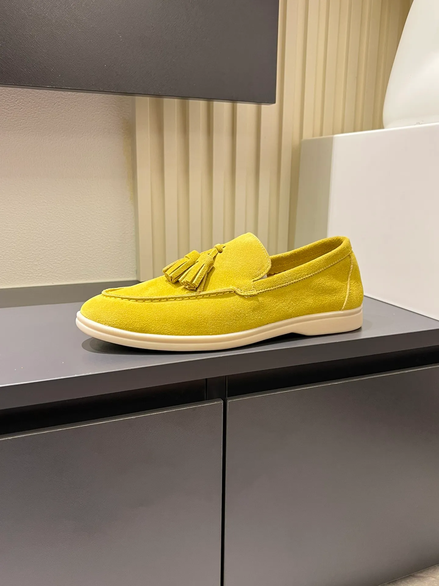 Men's shoes 💰p360 "Loro men's shoes 💰pian'*" Classic L men's shoes for couples 💰p Top version British flat loafers, a must-have item in old money style, the minimalist design is eye-catching and durable, a plus point for dressing The soft foot feel and texture are outstanding. They don’t scratch your feet and are very nice. They are matched with soft and waxy soles. They can be worn daily for a long time without getting tired. They are easy to wear, versatile and classic items, with perfect foot feel and texture! Imported cashmere fabric, the lining is made of imported A-grade water-dyed cow lining, the top version of the genuine leather midsole is sewn with pure handmade mark thread! Size: Female 35-40 (34. Customized) Male 38-44 (45.46. Customized)